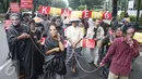Massa yang tergabung dalam Koalisi untuk Kendeng Lestari menggelar aksi teatrikal di depan Kementerian BUMN, Jakarta, Senin (3/4). Mereka menuntut BUMN untuk tidak mengaktifkan pabrik semen di Rembang, Jawa Tengah tersebut. (Liputan6.com/Angga Yuniar)