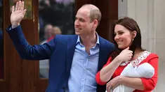Pangeran William dan Kate Middleton memperkenalkan anak ketiga mereka sebelum meninggalkan Rumah Sakit St Mary's di London, Senin (23/4). Seusai proses persalinan, Kate dan William menyapa publik dan media yang sudah menunggu. (AFP/ Ben STANSALL)
