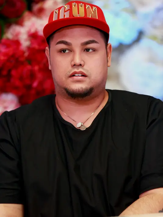 "Dia suka fashion, dia akhir-akhir ini terlihat di online shop aku dan bantu aku di sana, jadi mengerti aku kerjanya gimana dan bisa diajak ngobrol juga," jelas Ivan Gunawan. (Wimbarsana/Bintang.com)