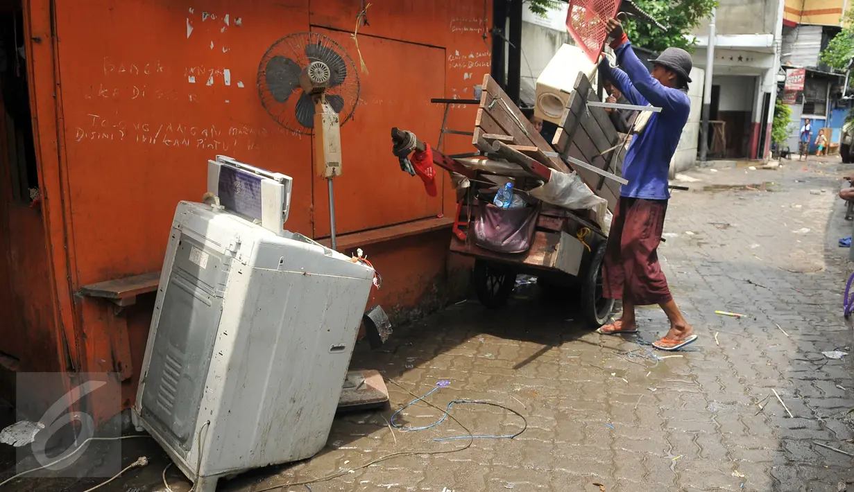 Warga mengemasi perabotan miliknya ke dalam sebuah gerobak di kawasan Kalijodo, Jakarta, Kamis (25/2). Hari ini, surat peringatan kedua (SP2) untuk mengosongkan/membongkar sendiri bangunan sudah terpasang di kawasan tersebut. (Lputan6.com/Gempur M Surya)