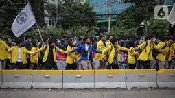 Massa aksi yang tergabung dalam beberapa Badan Eksekutif Mahasiswa akan menggelar unjuk rasa di kawasan Harmoni, Jakarta, Jumat (1/4/2022). Dalam aksinya mereka meminta untuk batalkan wacana perpanjangan masa jabatan presiden serta dibatalkannya wacana penundaan pemilu. (Liputan6.com/Faizal Fanani)