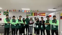 Potret volunteer Piala Dunia U-17 2023 di Jakarta International Stadium. Datang dari berbagai daerah, para volunteer rela mengorbankan waktu dan tenaga tanpa dibayar demi menyukseskan hajatan sepak bola muda di Tanah Air. (Liputan6.com/Melinda Indrasari)