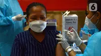 Petugas kesehatan menyuntikkan vaksin booster kepada warga di halaman Masjid Istiqlal, Jakarta, Selasa (5/4/2022). Kegiatan vaksinasi yang digelar Ditreskrimum Polda Metro Jaya ini menyediakan 1.000 dosis vaksin Pfizer dan Astrazeneca. (merdeka.com/Imam Buhori)