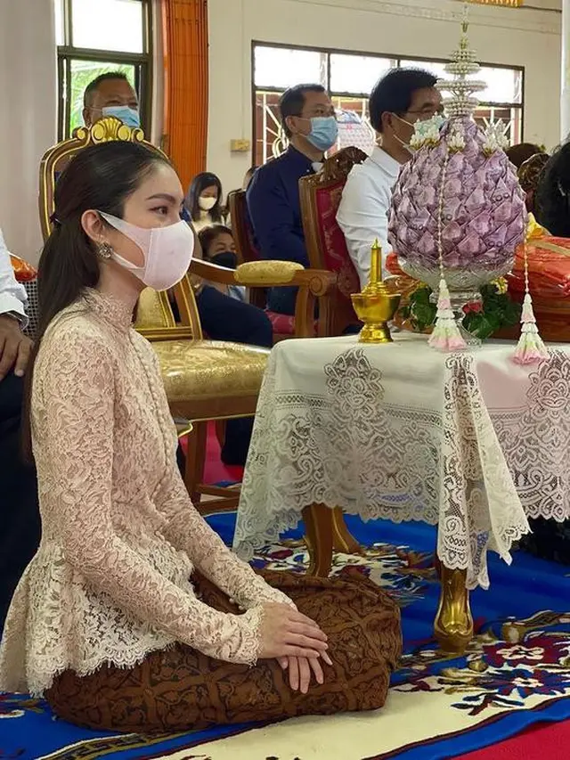 6 Potret Nong Poy Transgender Tercantik Pakai Baju Tradisional, Anggun Berkebaya