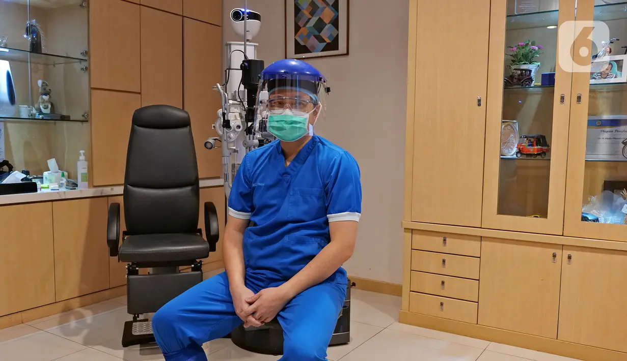 Dokter Subspesialis Glaukoma Dr. M. Yoserizal, SpM berpose usai pemeriksaan pasien di RS Mata JEC @ Menteng, Jakarta, Kamis (16/7/2020). JEC memberlakukan protokol kesehatan selama pandemi COVID-19. (Liputan6.com/Herman Zakharia)