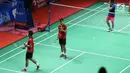 Ganda putra Indonesia, Ricky Karandasuwardi/Angga Pratama merayakan poin saat lawan He Jiting/Tan Qiang (China) pada 32 besar Indonesia Open 2018 di Istora GBK, Jakarta, Rabu (4/7). Ricky/Angga unggul 16-21, 21-17, 26-24. (Liputan6.com/Helmi Fithriansyah)