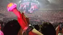 Lee Joon Gi mengunggah foto lightstick dengan background panggung dan ribuan penonton yang memenuhi seisi venue. (Foto: Instagram/ actor_jg)