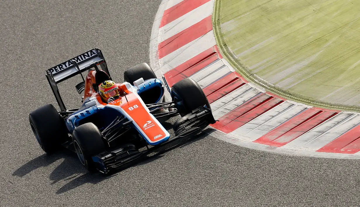 Pebalap F1 asal Indonesia, Rio Haryanto saat sesi pengujian ketiga F1 di Sirkuit Catalunya, Barcelona, Spanyol, Kamis (24/2/2016). (REUTERS / Sergio Perez)