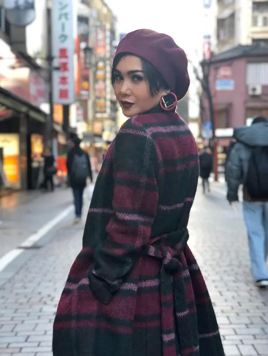 Tak hanya outfitnya saja yang membuatnya selalu tampil bak remaja. Yuni kerap memakai topi di berbagai kegiatan, hal itu membuat ia terlihat semakin modis. (Liputan6.com/IG/@yunishara36)
