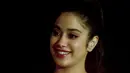 Janhvi Kapoor tersenyum saat difoto selama acara komersial di Mumbai pada 21 September 2022. Aura kecantikannya terlihat dengan riasan wajahnya yang tampak flawless menggunakan make-up natural look. (AFP/Sujit Jaiswal)