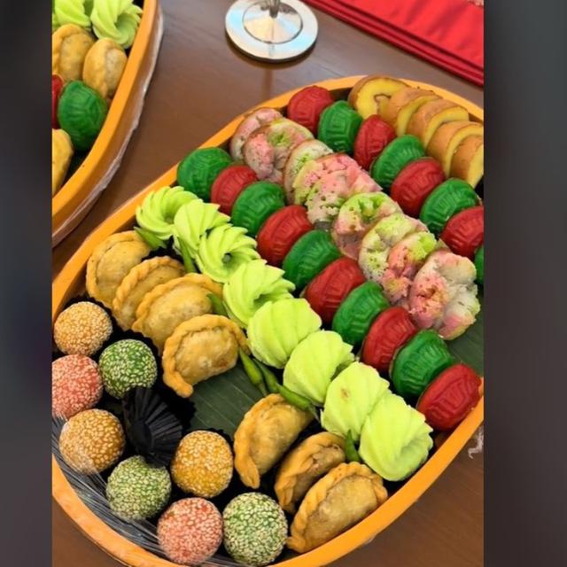 Hidangan Open House Jokowi di Istana Negara, Ada Opor Ayam sampai Jajanan Pasar. foto: TikTok @erinagudono