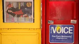 Sebuah kios surat kabar Village Voice terlihat di trotoar jalan di Manhattan, AS (22/8). Kini surat kabar Village Voice mengumumkan bahwa mereka tidak lagi menerbitkan edisi cetak. (Drew Angerer/Getty Images/AFP)