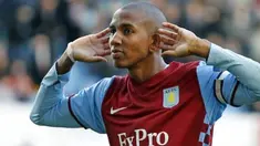 Selebrasi winger Aston Villa Ashley Young setelah mencetak gol ke gawang Blackburn Rovers di Villa Park, Birmingham, 26 Februari 2011. AFP PHOTO/IAN KINGTON