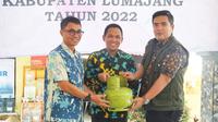 Bupatu Lumajang Thoriqul Haq (Tengah) menerima bantuan 100 tabung gas LPG dari PT Pos Indonesia (Istimewa)