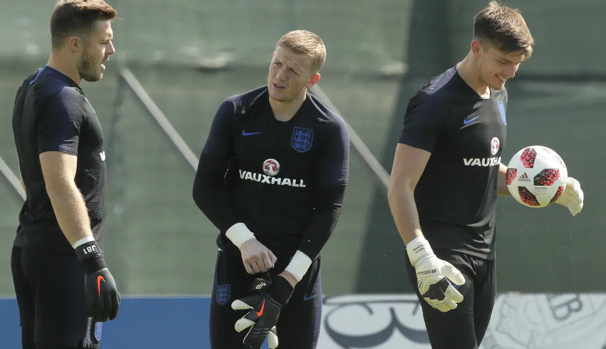 Jordan Pickford (tengah) berbincang dengan, Jack Butland (kiri) dan Nick Pope pada sesi latihan di Zelenogorsk dekat St. Petersburg, Rusia, (13/7/2018). Inggris akan melawan Belgia untuk memperebutkan tempat ketiga Piala Dunia 2018. (AP/Dmitri Lovetsky)