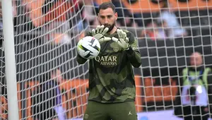 Gianluigi Donnarumma dikaitkan dengan Manchester City belakangan ini. Kiper PSG itu kabarnya menjadi target Manchester City untuk menggantikan Ederson. Donnarumma sekarang dianggap sebagai salah satu kiper terbaik di dunia. (DAMIEN MEYER / AFP)