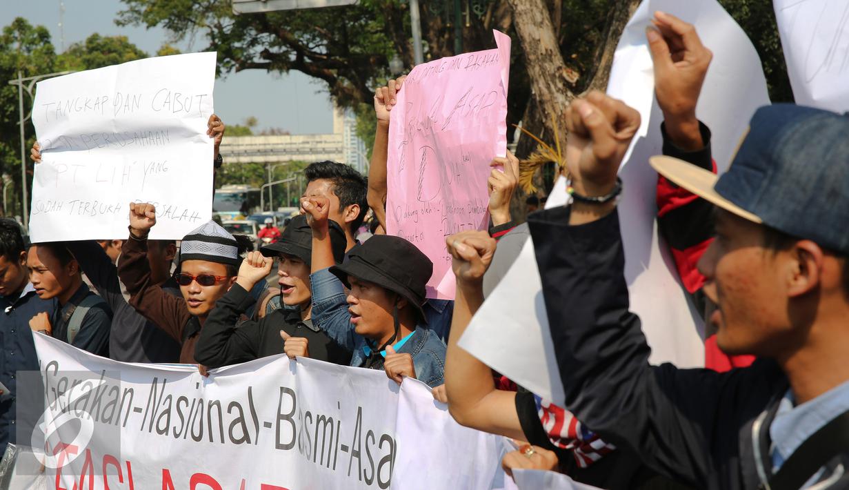 Forum Mahasiswa Riau Jabodetabek berteriak saat unjuk rasa di depan Istana Merdeka, Jakarta, Jumat (18/9/2015). Dalam aksinya mereka mendesak pemerintah mencabut izin perusahan yang terlibat  dalam pembakaran. (Liputan6.com/Faizal Fanani)