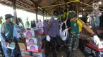 Petugas SAR mengevakuasi jenasah korban gelombang Tsunami Anyer di Tanjung Lesung Beach Resort, Pandeglang, Banten (23/12). Lokasi Tanjung Lesung  merupakan kegiatan rombongan pegawai PLN dan keluarga saat family gathering. (merdeka.com/Arie Basuki)