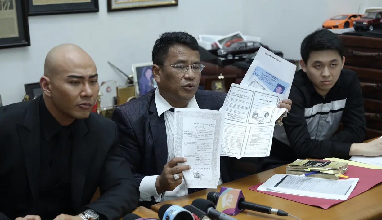 Deddy Corbuzier didampingi kuasa hukumnya Hotman Paris Hutapea juga mempertanyakan somasi Mario Teguh yang dilayangkan pada dirinya. (Galih W. Satria/Bintang.com)