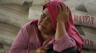 Seorang pengungsi beristirahat di sebuah pusat evakuasi di Guinabotan, Provinsi Albay, timur laut Filipina, Senin (12/6/2023). Gunung Mayon yang merupakan gunung berapi paling aktif di Filipina memuntahkan lahar panas. (AP Photo/Aaron Favila)