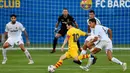 Kapten Barcelona, Lionel Messi, melepaskan tendangan saat pertandingan melawan Gimnastic pada laga uji coba di Johan Cruyff Stadium, Minggu (13/9/2020). Barcelona menang dengan skor 3-1. (AFP/Pau Barrena)