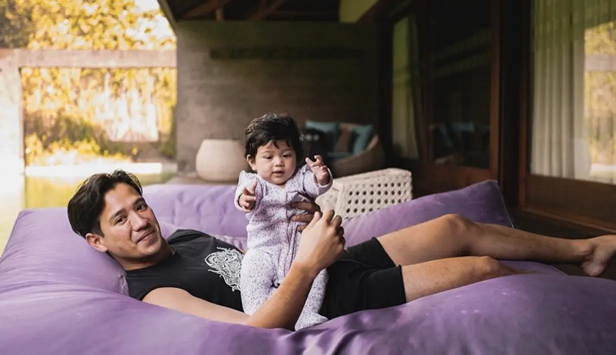 Baru berumur 7 bulan, begini kebersamaan Tarra Budiman dan baby Kalea saat berlibur di Bali beberapa waktu lalu. Kalea kini lagi aktif-aktifnya dan suka ngajak main ayahnya. (Liputan6.com/IG/@tarrabudiman)