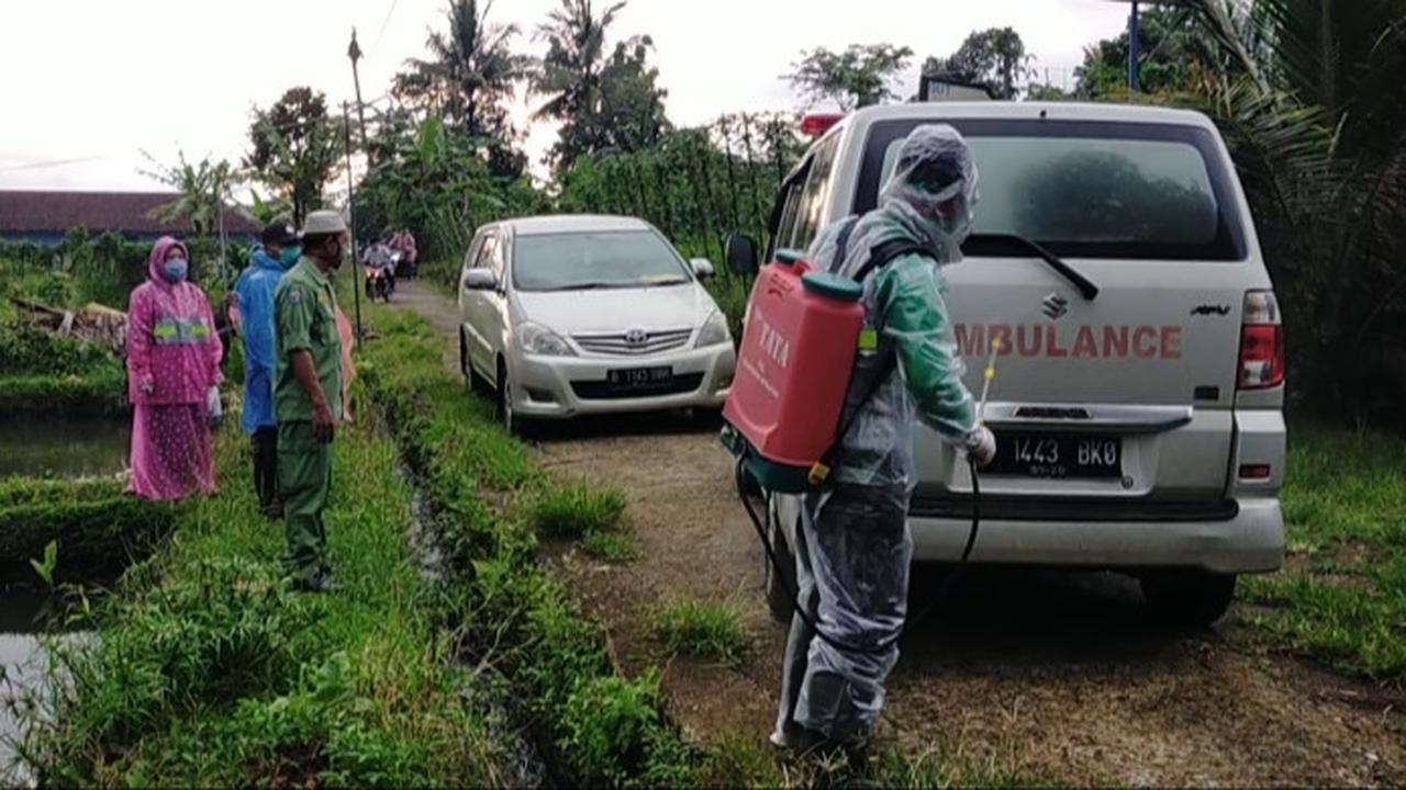 Pemakaman jenazah Corona Covid-19 di Desa Karangnangka, Banyumas. (Foto: Liputan6.com/Rudal Afgani)