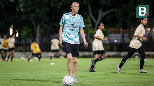 Foto: Kesibukan Coach Satoru Mochizuki saat Pimpin Langsung Latihan Timnas Indonesia Putri U-17