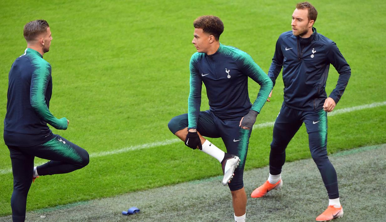 Gelandang Tottenham Hotspur, Dele Alli, saat sesi latihan jelang laga semifinal Liga Champions di Stadion Johan Cruyff, Rabu (8/5). Tottenham Hotspur akan menghadapi Ajax Amsterdam. (AFP/Emmanuel Dunand)