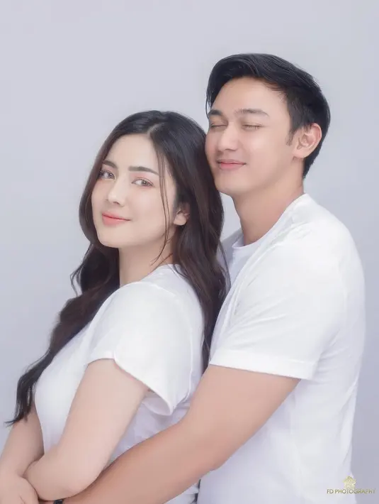 Felicya Angelista mengaku pernah dibilang tenar karena pacaran dengan Caesar Hito. Feli mengaku sudah sudah tiga tahun pacaran dengan Hito sebelum terjun ke dunia entertainmen. Feli juga menyebut lebih dulu syuting dibanding Hito. [Instagram/felicyangelista_]
