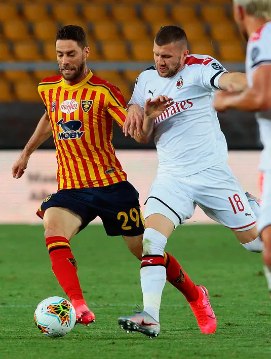 Penyerang AC Milan, Ante Rebic berebut bola dengan pemain Lecce, Andrea Rispoli pada pertandingan lanjutan liga Serie A Italia di stadion Via del Mare di Lecce, Italia (22/6/2020). AC Milan menang telak atas Lecce 4-1. (Donato Fasano / LaPresse via AP )