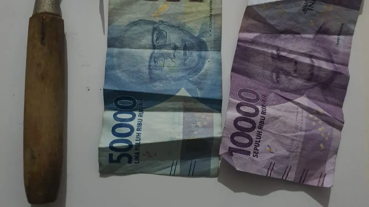 Barang bukti pisau  yang digunakan pelaku untuk menyeset leher korban dan uang sisa hasil menjual HP miilik korban  yang diambil paksa (Istimewa)