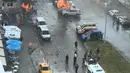 Sejumlah mobil terbakar setelah ledakan terjadi di luar sebuah pengadilan di kota Izmir, wilayah barat Turki, Kamis (5/1). Sedikitnya 10 orang terluka akibat kejadian ini. (DHA/Dogan News Agency/AFP)