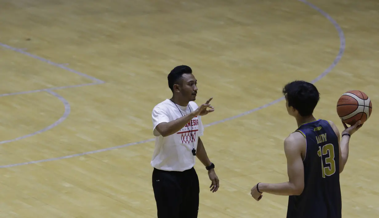 Pelatih junior West Bandits, Cesar Wilhelm, memberikan instruksi saat latihan di Hall Basket Hawks BSD, Tangerang, Senin (21/10). Meski klub amatir, West Bandits serius melakukan pembinaan usia muda. (Bola.com/Vitalis Yogi Trisna)