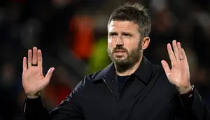 Michael Carrick Balas Kritik Bruno Fernandes setelah MU Kalah dari Como