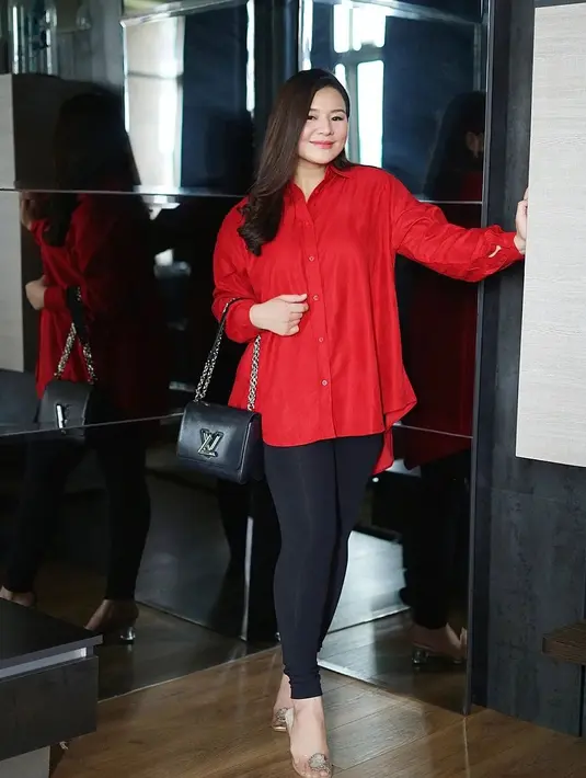 <p>Saat merayakan Imlek, Eriska Rein tidak ingin ketinggalan euforia meski sedang hamil. Ia pun tampil merona dengan kemeja merah dan legging hitam yang membuatnya terlihat trendy. Tak ketinggalan, ia pun menjinjing shoulder bag dari Louis Vuitton yang serasi. (instagram/eriskarein)</p>