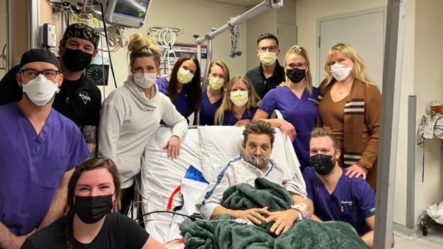 Jeremy Renner Ultah ke-52 di Ruang ICU