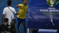Striker Timnas Brasil, Gabriel Jesus, meninju dugout pada laga final Copa America 2019 kontra Peru di Stadion Maracana, Rio de Janeiro, Senin (8/7/2019) dini hari WIB. (AFP/Mauro Pimentel)