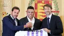 Legenda sepak bola Brasil Ronaldo (tengah), walikota Valladolid Oscar Puente (kiri) dan presiden Real Valladolid Carlos Suarez berpose dengan Jersey klub Real Valladolid saat konferensi pers di Valladolid, Spanyol, (3/9). (AFP Photo/Cesar Manso)