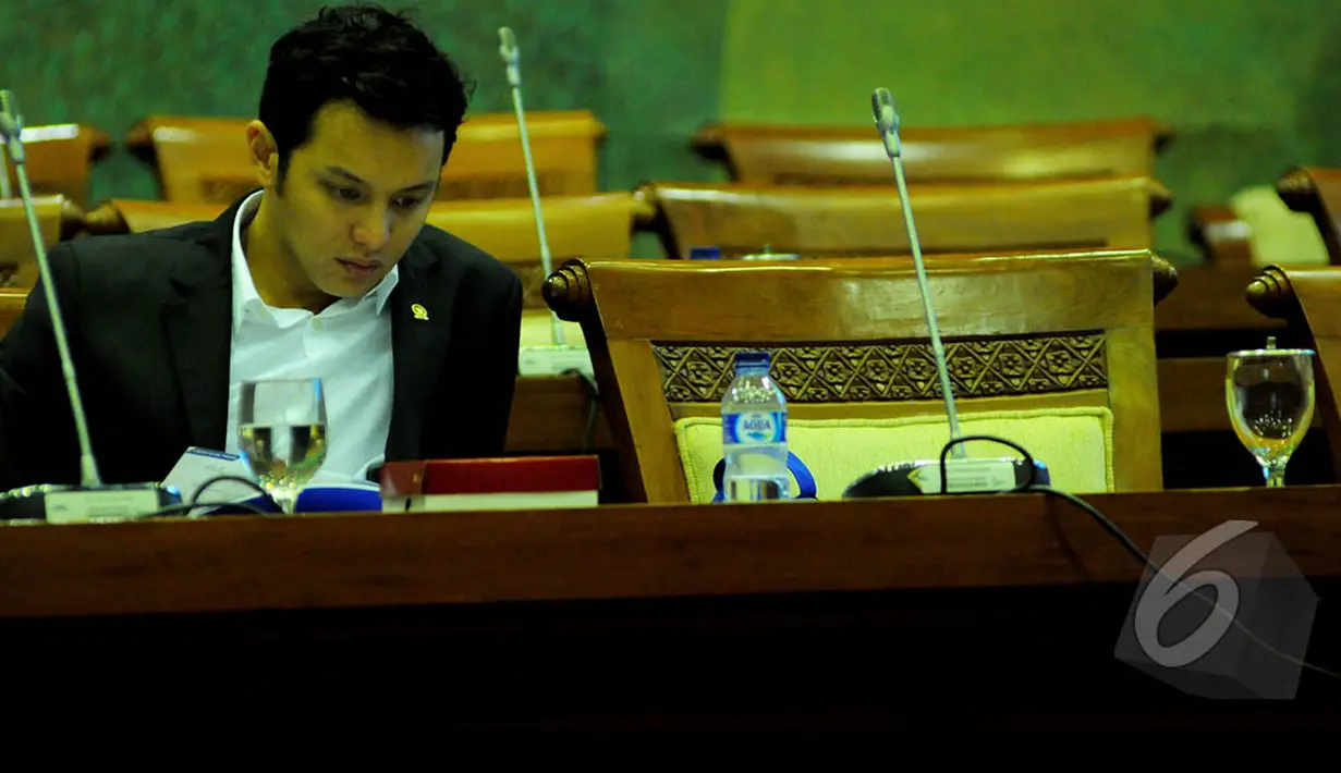 Anggota DPR dari Fraksi Partai Gerindra, Moreno Soeprapto saat mengikuti rapat dengar pendapat antara Komisi X DPR RI dengan perwakilan dari PSSI, Jakarta, Kamis (15/1/2015). (Liputan6.com/Faisal R Syam)