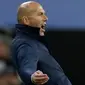 Pelatih Real Madrid, Zinedine Zidane memberi intruksi para pemainnya saat melawan Tottenham Hotspur pada matchday keempat Grup H Liga Champions di Stadion Wembley, Rabu (1/11). Madrid menelan kekalahan 1-3 dari Tottenham Hotspur. (AP/Matt Dunham)