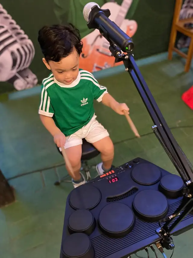 Potret Gin Dirga, Anak Gilang Dirga Main Drum. (instagram/adieztyfersa/gin_dirga)