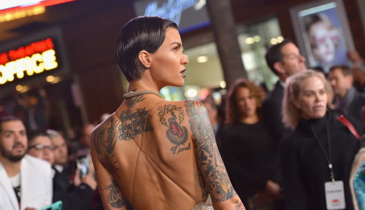 Punggung Ruby Rose yang penuh dengan sejumlah tato terlihat saat dirinya menghadiri penayangan perdana film terbaru "xXx: Return of Xander Cage" di teater TCL Chinese di Los Angeles, California, , AS, Kamis (19/1). (AFP Photo/ Charley Gallay)