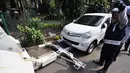 Selain kendaraannya diderek, pengendara mobil yang terjaring dalam ini juga harus membayar denda Rp 500 ribu, Jakarta, Rabu (12/11/2014). (Liputan6.com/Miftahul Hayat)