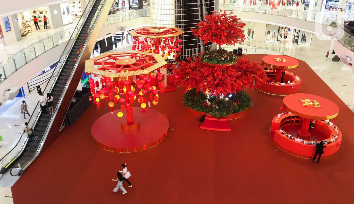 Instalasi Red Lunar di Mal Senayan City, Jakarta, Kamis (19/1/2023). Instalasi tersebut bernuansa merah dan sentuhan emas, yang berisi Mei Hwa forest hingga Lantern towers dengan ratusan juntaian lampion indah. (Liputan6.com/Herman Zakharia)