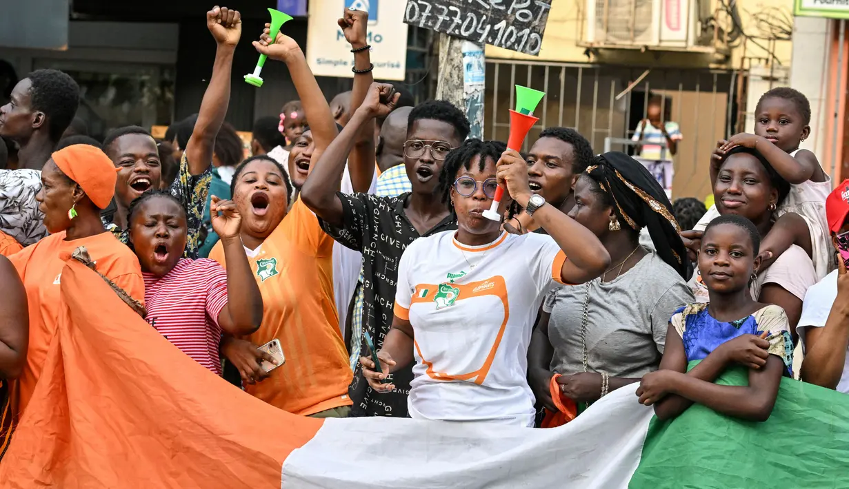 Parade disambut warga yang ingin menyaksikan para pemain timnas Pantai Gading memamerkan trofi juara Piala Afrika. (Issouf SANOGO/AFP)