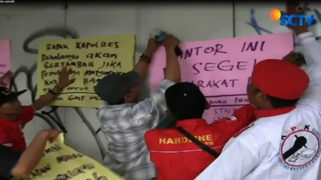 Diduga menipu puluhan jamaah calon umrah, korban lakukan aksi protes di depan kantor Doa Arafah Madinah, Depok, Jawa Barat.