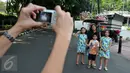 Warga berfoto bersama delman di Kawasan Bundaran HI ketika pelaksanaan CFD, Jakarta, (26/6). Pelarangan itu untuk menegakkan aturan pemprov DKI Jakarta yang melarang operasional delman melintasi sejumlah protokol di Jakarta. (Liputan6.com/Gempur M Surya)