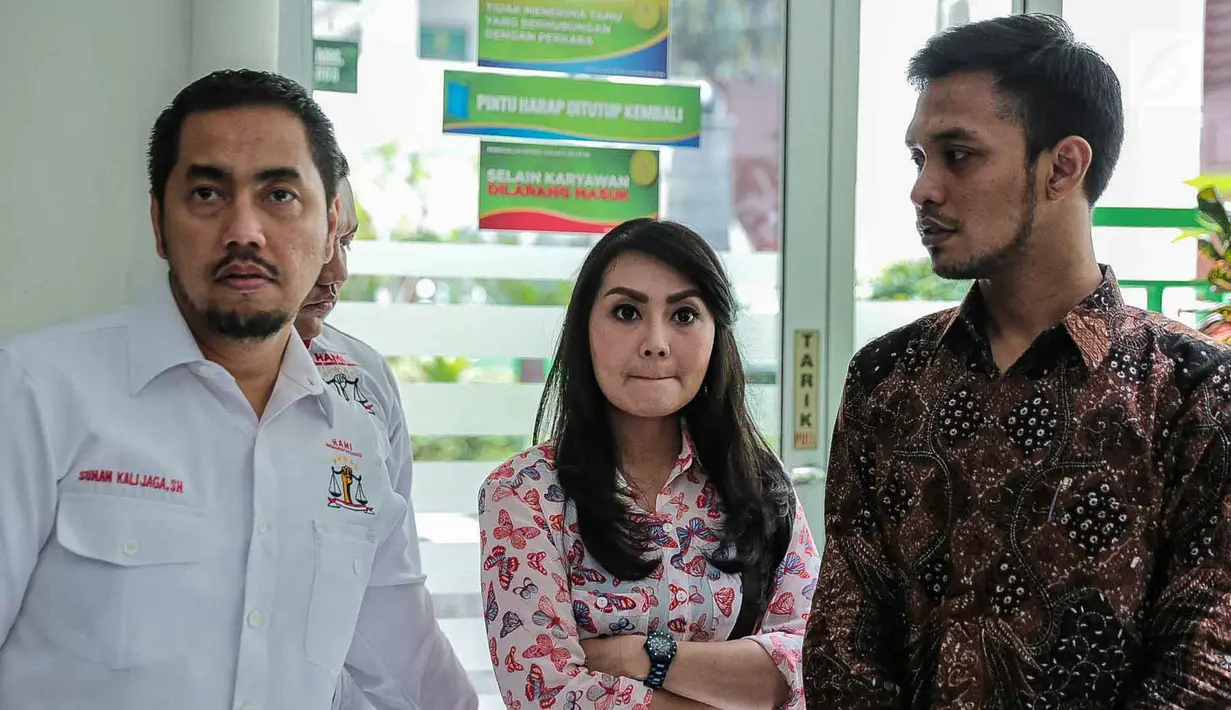 Tessa Kaunang (tengah) didampingi kuasa hukumnya Sunan Kalijaga saat menggelar mediasi di Pengadilan Negeri Jakarta Selatan, Kamis (1/3). Sunan Kalijaga mengisyarakatkan adanya perdamaian di antara pihak Sandy maupun Tessa. (Liputan6.com/Pool/Adrian)