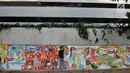 Seniman Edi Bonetski menyelesaikan mural berjudul Jakarta Metro Slowly dalam acara Project #1/Mural Cikini di Taman Plaza Teater Besar, TIM, Jakarta, Selasa (20/8/2019). Mural tersebut digelar dalam rangka menata estetika ruang publik sebagai sarana interaksi visual. (merdeka.com/Iqbal S. Nugroho)